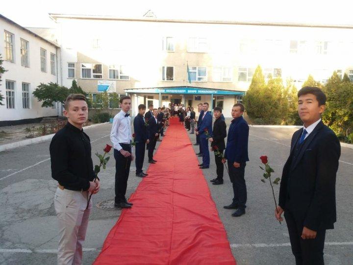 Поздравление учениками, учителей ко Дню Учителя. 