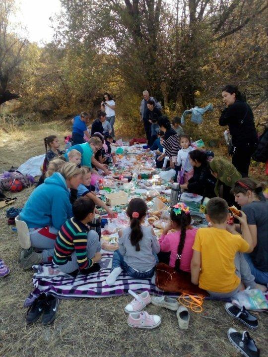 Посещение детьми на осенних каникулах ущелье "Кара-Арча" по проекту "Знай и люби свой край".