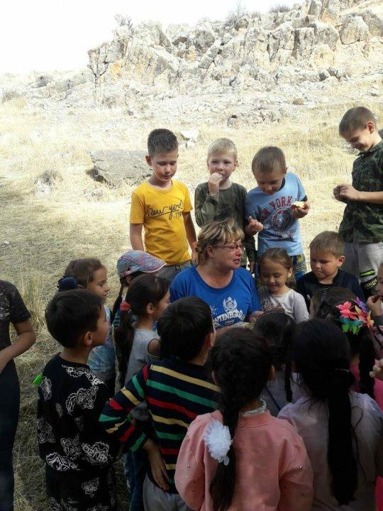 Посещение детьми на осенних каникулах ущелье "Кара-Арча" по проекту "Знай и люби свой край". 