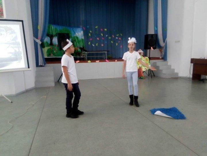 В гостях у сказки. Дети представили постановки на казахском, русском и английском языке.