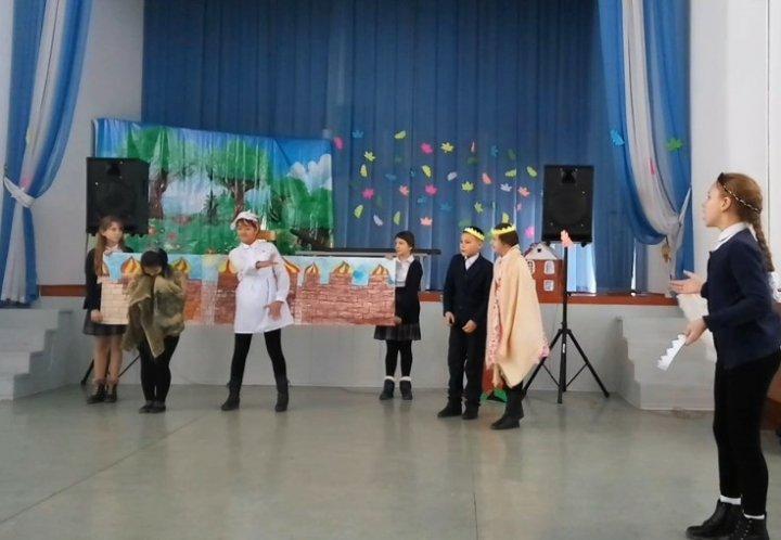В гостях у сказки. Дети представили постановки на казахском, русском и английском языке.