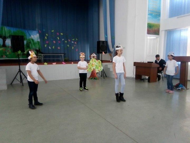 В гостях у сказки. Дети представили постановки на казахском, русском и английском языке.