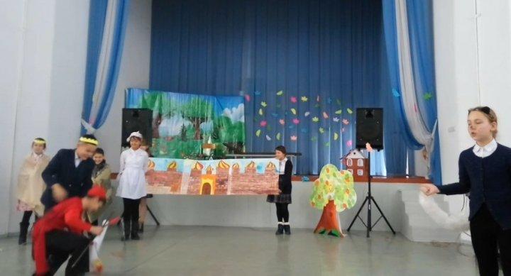 В гостях у сказки. Дети представили постановки на казахском, русском и английском языке.