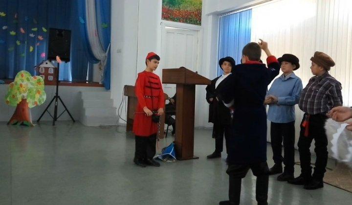 В гостях у сказки. Дети представили постановки на казахском, русском и английском языке.