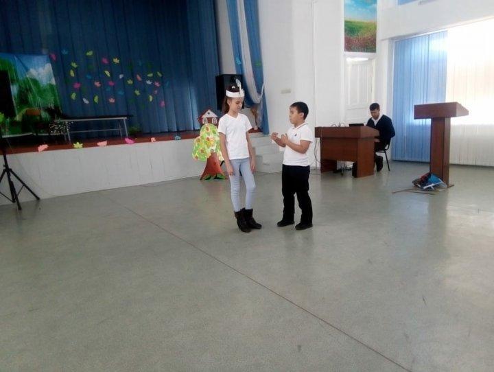 В гостях у сказки. Дети представили постановки на казахском, русском и английском языке.