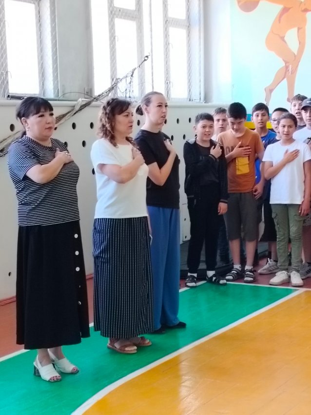 04.06.2024г. в честь праздника «ДЕНЬ ГОСУДАРСТВЕННЫХ СИМВОЛОВ РЕСПУБЛИКИ КАЗАХСТАН»  в пришкольном профильном лагере «ДОСТЫҚ» прошла торжественная линейка с исполнением ГИМНА.